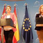 La portavoz regional, Noelia Arroyo (izda.), tras el Consejo de Gobierno junto a la consejera de Educación