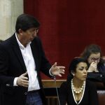 Marín, en primer término, y Prieto, al fondo a la derecha, en la bancada de C’s