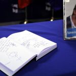 Los vecinos del municipio madrileño de Las Rozas muestran hoy su dolor y solidaridad por la muerte de su vecino Ignacio Echeverría