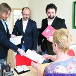 Pablo Fernández, Luis Fuentes y José Sarrión en el momento de registrar la iniciativa en las Cortes regionales.