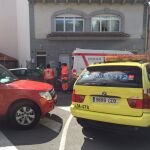 Los servicios de emergencia en la puerta del domicilio de la víctima, en Hoyo de Manzanares.