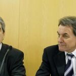 El ex presidente de la Generalitat Artur Mas (c), y el exvicesecretario, Francesc Homs (i)