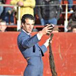 Morenito de Aranda, tras cortar dos orejas y rabo en el festival de Candeleda (Ávila)