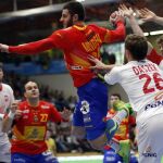 El jugador de España Niko Mindegia (c) ataca ante Polonia