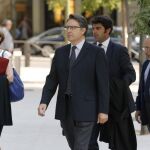 El expresidente de Afinsa Juan Antonio Cano (c) y el exconsejero Albertino de Figuereido (dcha) a su llegada esta mañana a la Audiencia Nacional