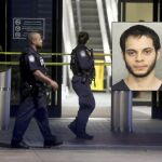 Los investigadores continúan su trabajo en el aeropuerto de Florida. En la imagen pequeña, Esteban Santiago, autor de ataque.