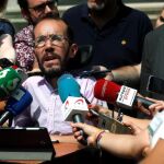El secretario de Organización de Podemos, Pablo Echenique, hace declaraciones a la prensa tras la mesa fiscal con el Gobierno/Efe