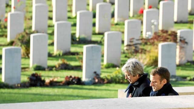 Theresa May y Emmanuel Macron visitaron ayer el cementerio de las víctimas de la Gran Guerra en Thiepval (Francia)