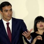 El jefe del Gobierno español, Pedro Sánchez, durante su encuentro con el presidente de Costa Rica, Carlos Alvarado. EFE/ J.J. Guillén