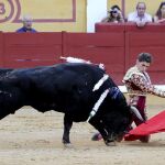 El diestro Ginés Marín, que salió por la puerta grande, da un pase con la muleta al primero de su lote durante la corrida