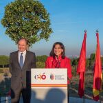 La alcaldesa de Pozuelo, Susana Pérez, junto al presidente del Senado, Pío García Escudero.