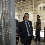 Fernando Mellet, accediendo a los juzgados de Sevilla