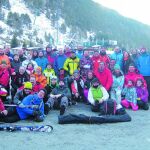 A la izquierda, una de las Convivencias en la Nieve celebrada el pasado año