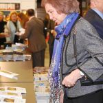 Doña Sofía, en uno de los puestos ayer en el Rastrillo de Nuevo Futuro