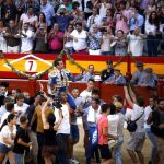Los diestros José Tomás y Manzanares saliendo el año pasado a hombros de la plaza de toros de Alicante