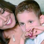 Isabel Gemio con Sidney, un niño con una distrofia muscular