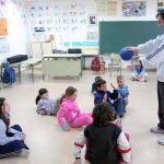 Un profesor da clase en uno de los pueblos en los que se pueda mantener los cursos de Primero y Segundo de la ESO.