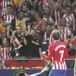 Antoine Griezmann celebra con parte de la afición el único gol del partido/ Foto: Efe