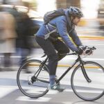 Los colectivos ciclistas denuncian el modelo de carriles bici «low cost» que implantó el Ayuntamiento con Xavier Trias