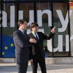 El presidente de la Generalitat, Carles Puigdemont (d), junto al Representante Permanente ante la Unión Europea, Amadeu Altafaj (i)