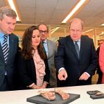 El presidente Juan Vicente Herrera observa una pieza de Atapuerca acompañado por María Josefa García Cirac, Javier Lacalle y María Martinón