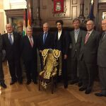 Castella recoge el vestido «Rioja y oro» al triunfador de San Isidro