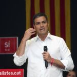 Pedro Sánchez, durante su intervención hoy en el Centro Cívico del barrio de Bonavista de Tarragona donde ha mantenido un encuentro con militantes.