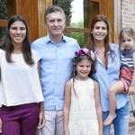 Macri, su esposa y su hija posan en su casa con las dos hijas de Nisman, Lara (a la derecha del presidente) y Kala (en el centro)