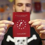 Un joven posa con un pasaporte falso en Barcelona
