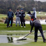 Agua en los greenes en Pebble Beach
