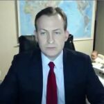 El experto mantiene el tipo a pesar de que sus dos hijos han entrado en su despacho durante una entrevista en directo