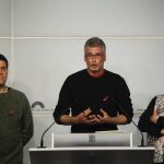 Los diputados de la CUP Sergi Saladie (c), Gabriela Serra (d) y Josep Manel Busqueta.