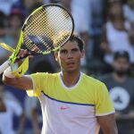 Nadal saluda después de vencer al italiano Paolo Lorenzi