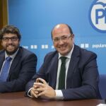 El presidente de la Región de Murcia, Pedro Antonio Sánchez (d), acompañado por el secretario de Organización del partido en Murcia, Fernado López Miras (i), durante la reunión del comité ejecutivo del PP en la sede del partido en Murcia.