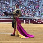 Enrique Ponce dando la vuelta al ruedo en su primer toro / Chopera Toros