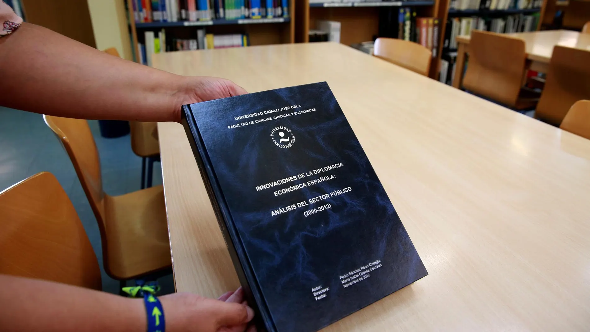 Tesis doctoral de Pedro Sánchez en la biblioteca de la universidad Camilo José Cela
