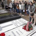 Un grupo de alumnos depositan un ramo de flores sobre la tumba de Leonor, para honrar la memoria de Antonio Machado