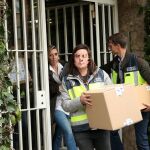 La Policía se ha llevado varias cajas con documentación tras los registros