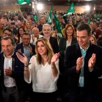 El presidente del Gobierno, Pedro Sánchez, y la presidenta de la Junta de Andalucía y candidata, Susana Díaz, junto a José Luis Ruiz Espejo, candidato número uno del PSOE por Málaga, saludan en el inicio del mitin de ayer en Marbella / Foto: Efe