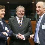 El ministro de Educación, Íñigo Méndez de Vigo, el presidente del Consejo Superior de Deportes, José Ramón Lete, y un miembro de la delegación asisten al Consejo de Ministros de Cultura y Educación de la Unión Europea que se celebra en Bruselas (Bélgica)