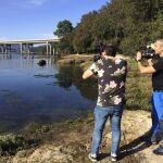 Varios periodistas en las inmediaciones de la zona muy próxima al puerto de Taragoña (Rianxo), en la provincia de La Coruña, donde ha sido hallado el teléfono móvil de la joven Diana Quer