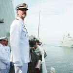 Don Juan Carlos y Don Felipe a bordo del «Tornado» durante la celebración del 300 aniversario de la Compañia Real de Guardiamarinas, ayer, en Marín (Pontevedra)
