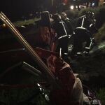 Los bomberos trabajan en el lugar del accidente