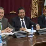 Javier Moliner (centro) muestra su satisfacción tras lograr que PSOE, Compromís y Ciudadanos acepten el presupuesto