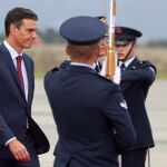 El presidente del Gobierno español, Pedro Sánchez (i), a su llegada hoy a Bogotá. Foto: Efe