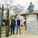 De izq. a dcha., Juan Manuel Suárez Japón, Julio Suárez Japón y Carlos Japón, ante el monumento a Hasekura Tsunenaga en Coria del Río
