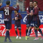 El centrocampista del Eibar Sergi Enrich (d) celebra su gol, segundo del equipo armero frente al Leganés, durante el encuentro de la jornada 35 de Liga en Primera División