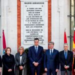 El presidente del Gobierno, Pedro Sánchez (c), el jefe del Ejecutivo madrileño, Ángel Garrido (3d), y la alcaldesa de la capital, Manuela Carmena (3i), han depositado este lunes una corona de laurel en la Puerta del Sol en recuerdo a los 192 fallecidos en los atentados del 11-M, durante el 15º aniversario de la tragedia