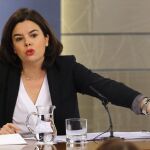 La vicepresidenta del Gobierno, Soraya Sáenz de Santamaría, durante la rueda de prensa que ha ofrecido tras la reunión del Consejo de Ministros