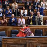 La ministra de Justicia, Dolores Delgado (i), recibe el apoyo de la ministra de Hacienda, María Jesús Montero (d) y de la bancada socialista durante el pleno del Congreso de los Diputados. Foto: Efe